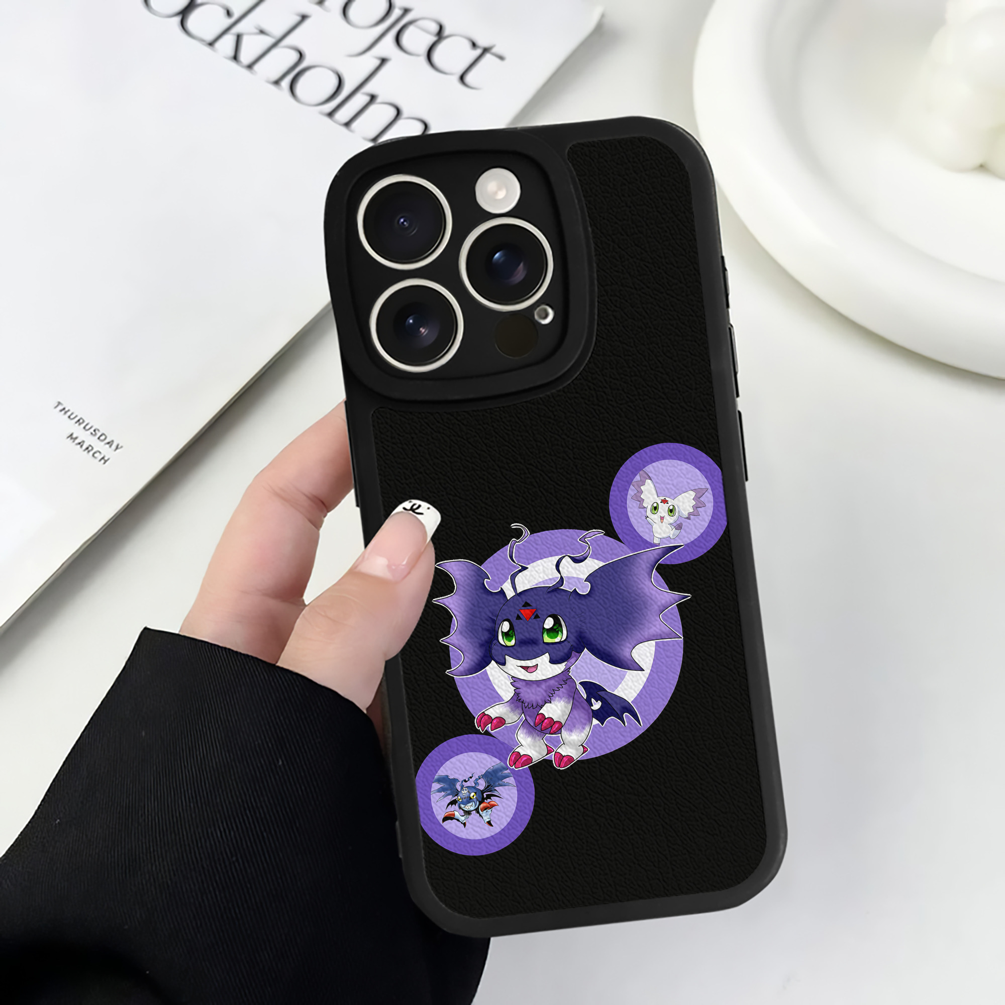 （画像用） Digimon デジタルモンスター/デジモン 【iPhone 16シリーズ対応】シリコンスマホケース（レザー調） 材質：シリコン